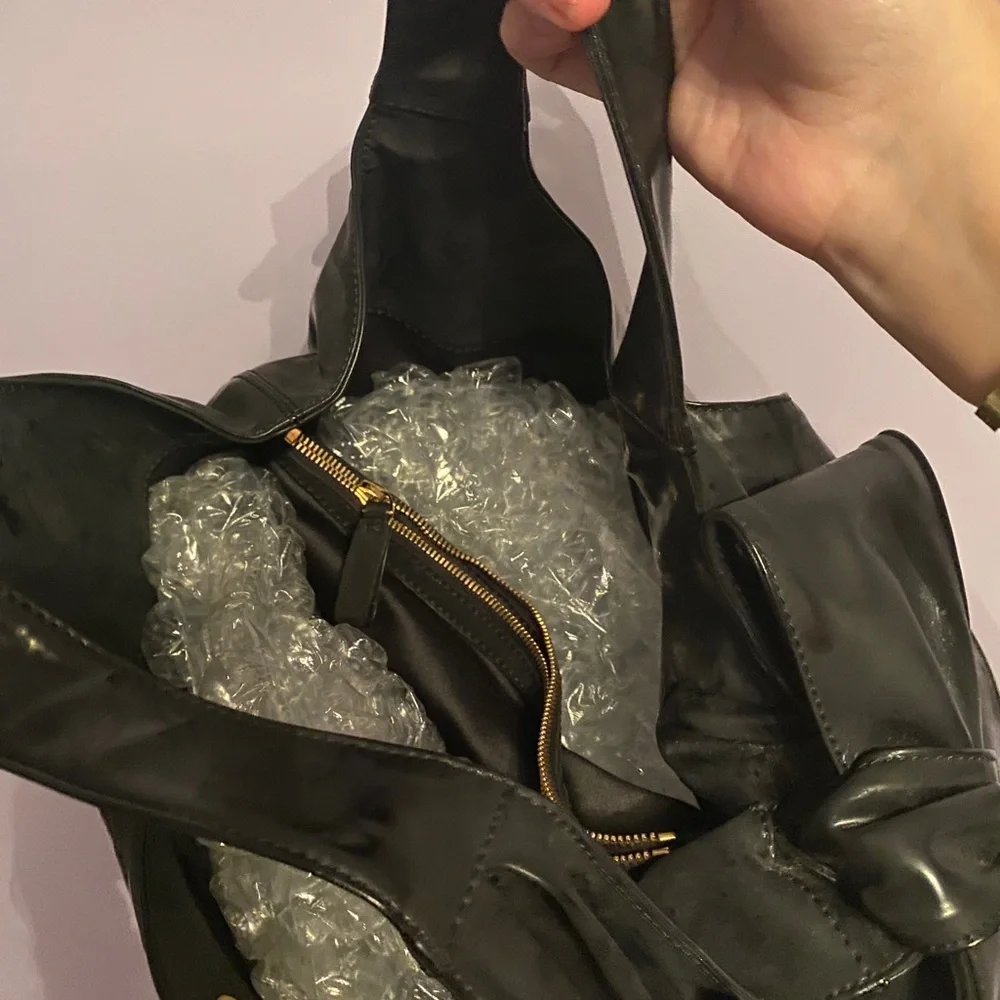 Valentine Garavani Bow Bag in Black - Picture 6 of 6